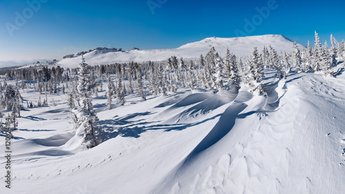 Bild auf Leinwand Snow Drifts/On top of the mount Mustag, Mountain Shoria, Siberia, Russia