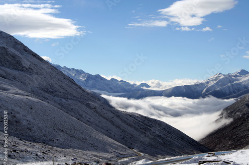 Mountain range in Western Tibet © Tomislav Stajduhar