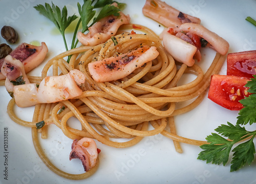 Spaghetti integrali con totano prezzemolo e capperi photo