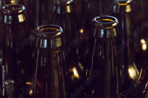 Cuadro en lienzo Empty glass beer bottles, full frame