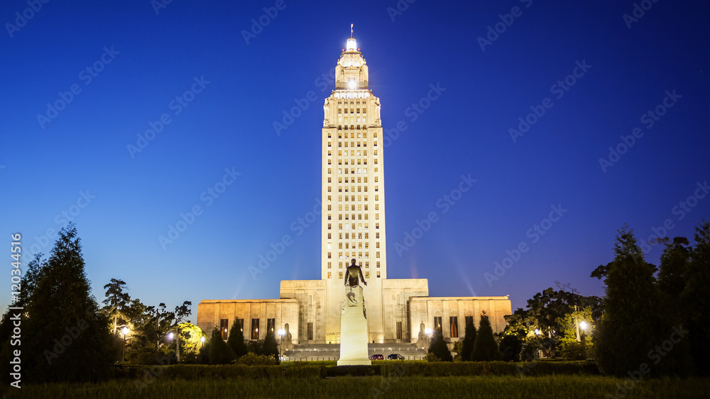 Fototapeta premium Louisiana State Capitol Building in Baton Rouge at Night