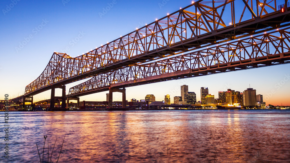 Fototapeta premium Most Crescent City Connection i panoramę Nowego Orleanu w Ni