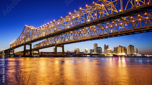 Photographie New Orleans City Skyline & Crescent City Connection Bridge at Night