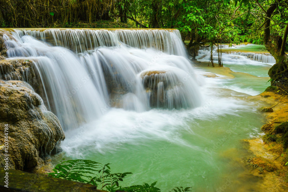 Obraz premium Kuang Si WaterFalls / Kuang Si waterfalls, the most famous waterfalls in Lao.