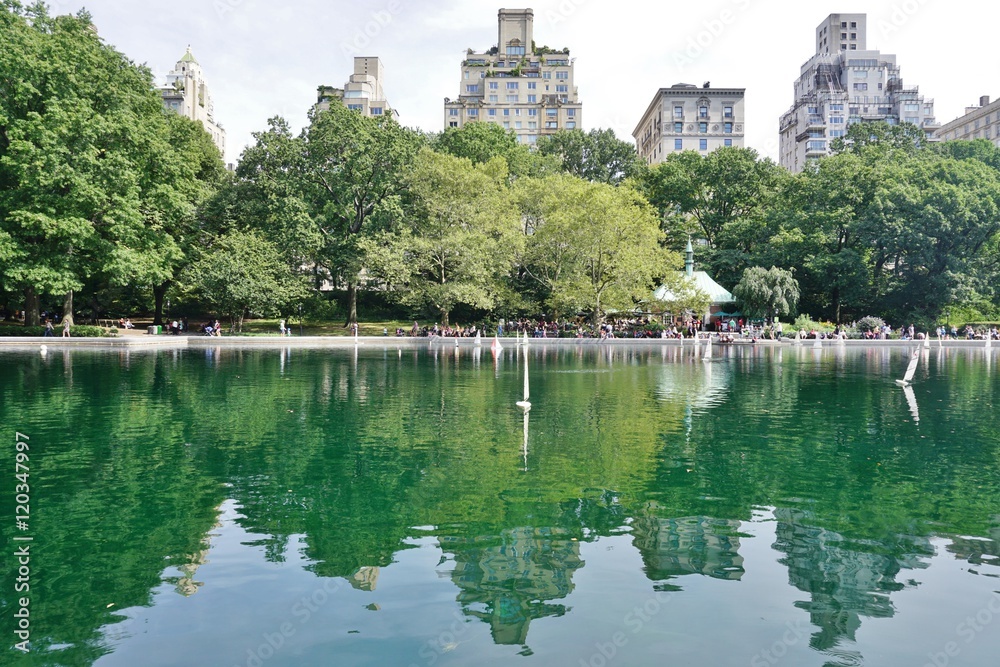 Fototapeta premium Scenic view of Central Park with New York buildings in the background