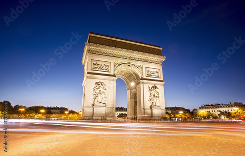 Arc de triomphe in Paris at night, France © Production Perig