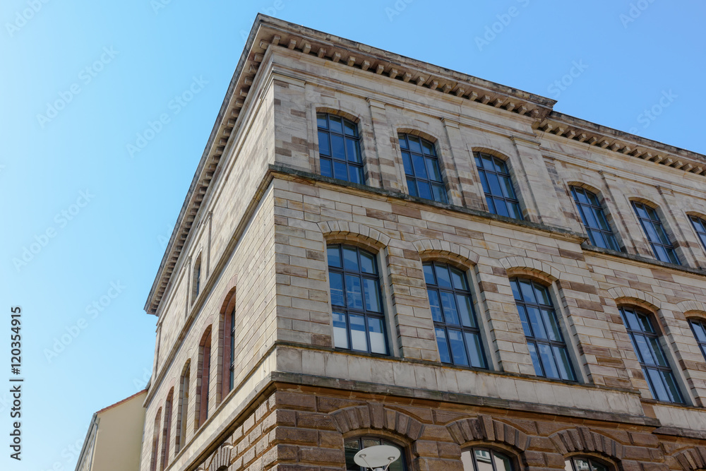 Altes Gebäude mit schön sanierter Backsteinfassade und Sprossenfenstern in Göttingen, Niedersachsen, Deutschland