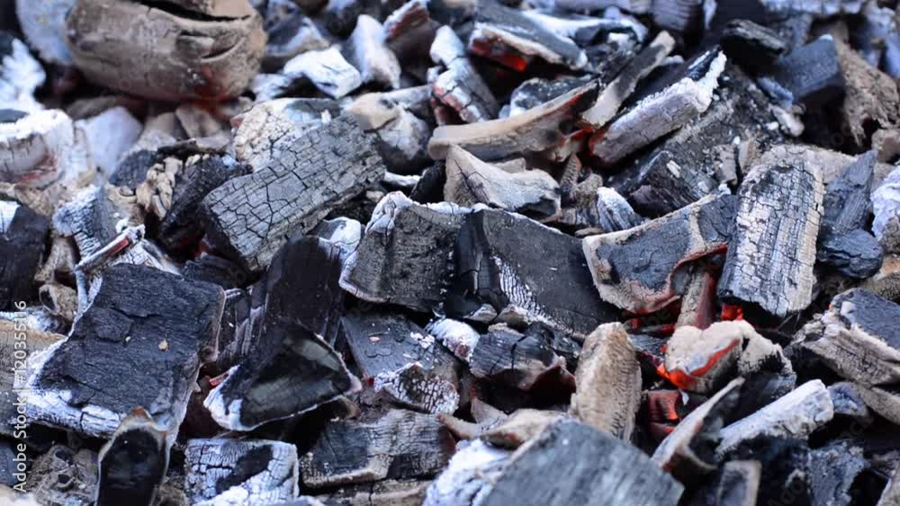 Grill wurde frisch angefeuert und Kohle ziehen durch Grill wurde frisch angefeuert und Kohle ziehen durch