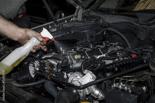 Mecánico realizando labores de mantenimiento de motor. Petroleado de motor a gasoil. Mantenimiento de vehículos. 