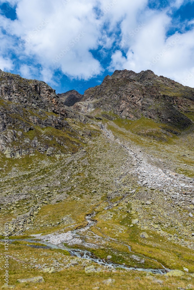 Berg mit Gletscherbach im Stubaital