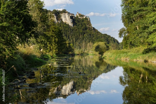 Schloss Werenwag mit Wasserspiegelung an der Oberen Donau in Süddeutschland