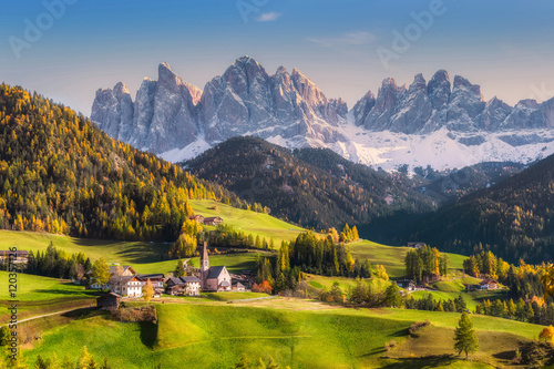 Fototapeta Wiejski krajobraz z górami