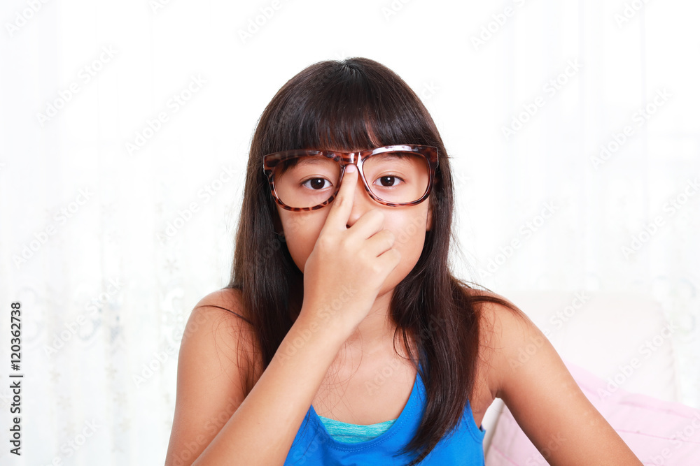 眼鏡をかける女の子