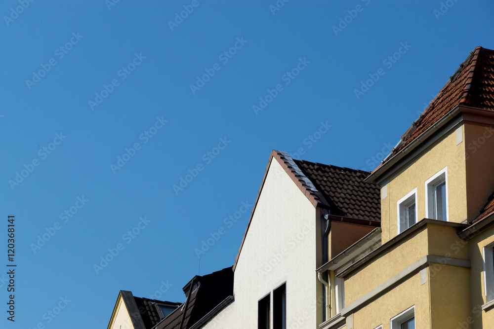 Bunte Wohnhäuser mit blauen Himmel im Hintergrund