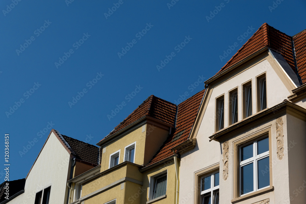 Bunte Wohnhäuser mit blauen Himmel im Hintergrund