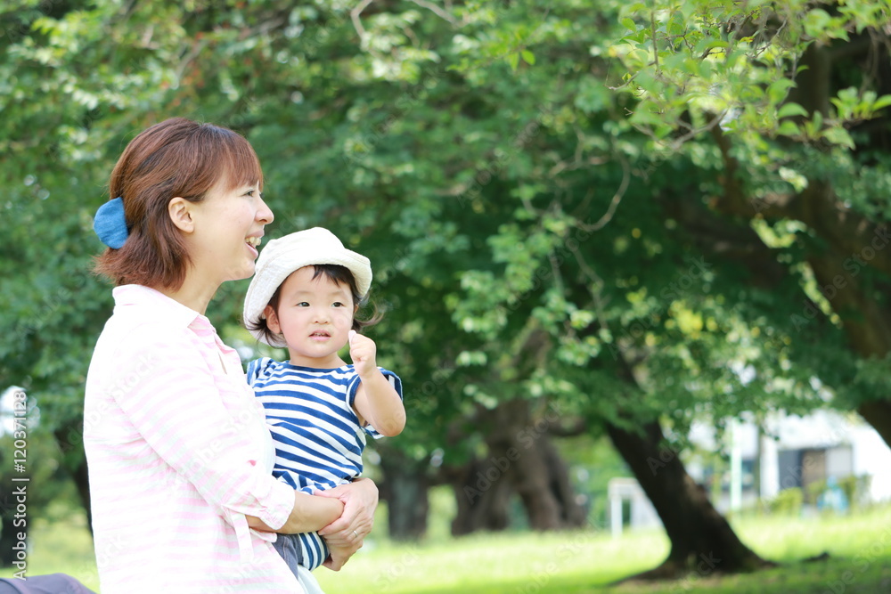 緑いっぱいの公園の中の母と子 緑いっぱいの公園の中の母と子