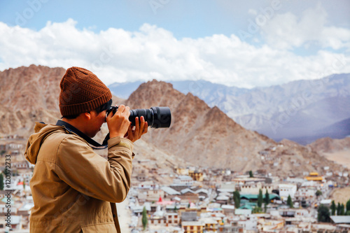Fotografi Close-up of travel photographer journalist holding a dslr camera in mountain bac