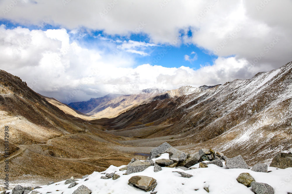 Obraz premium Landscape of Snow mountains in Leh, Ladakh in Indian state of Jammu and Kashmir