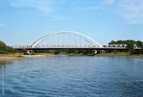 Brücke bei strahlendem Sonnenschein-2270