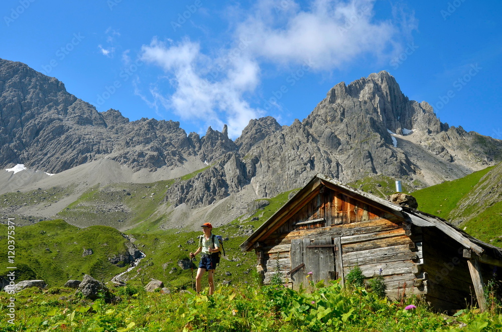 Wanderer vor Berghütte in den Tiroler Alpen, Österreich