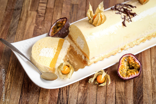 Bild auf Leinwand bûche à la mangue et fruits de la passion 4