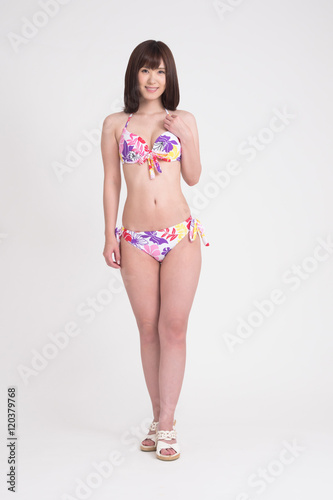 ビキニを着た女性モデルの画像です。さまざまなポーズをしています。