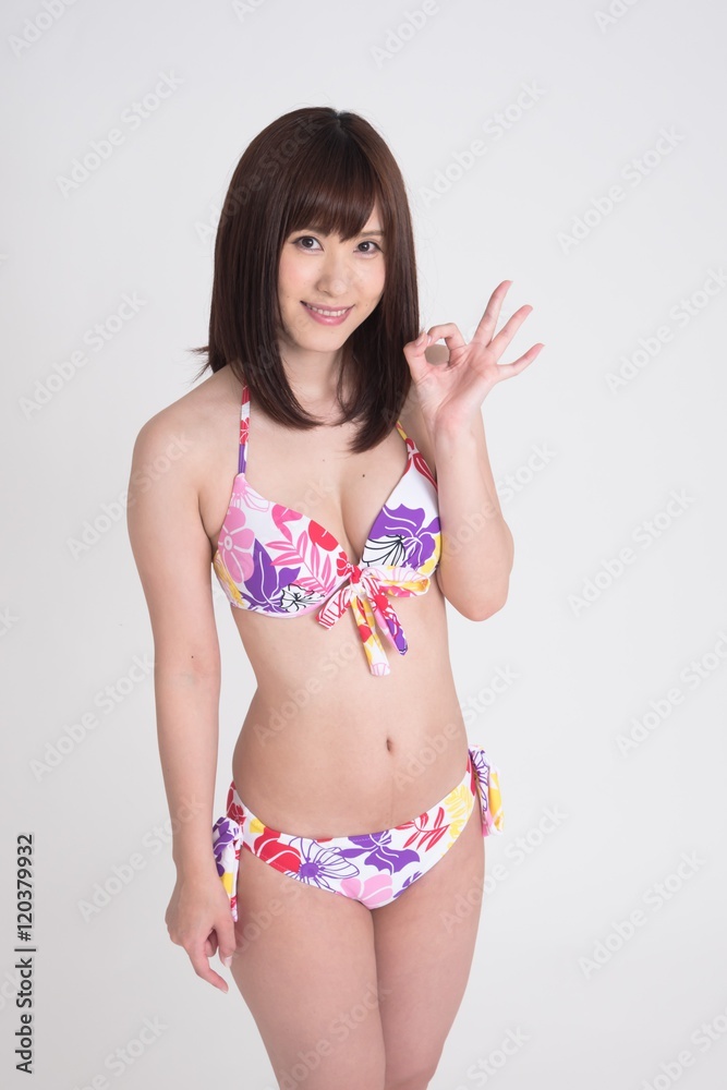 Naklejka premium ビキニを着た女性モデルの画像です。さまざまなポーズをしています。