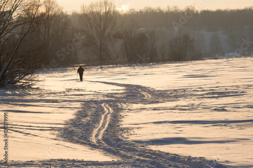 distant skier siholuette photo