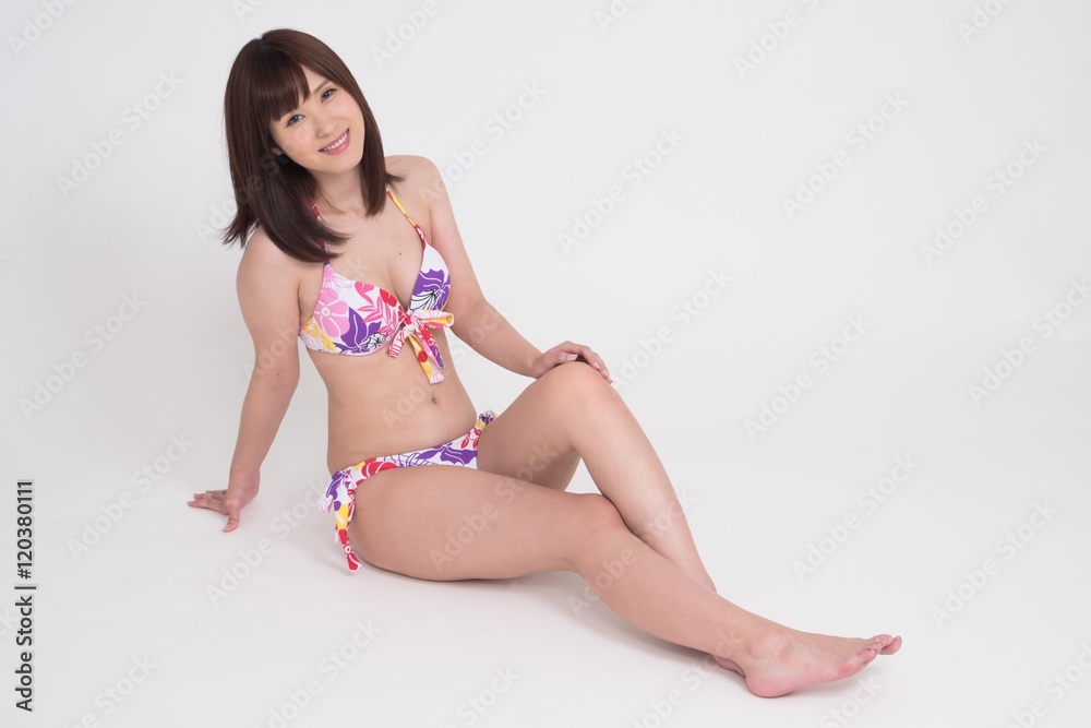 ビキニを着た女性モデルの画像です。さまざまなポーズをしています。 ビキニを着た女性モデルの画像です。さまざまなポーズをしています。