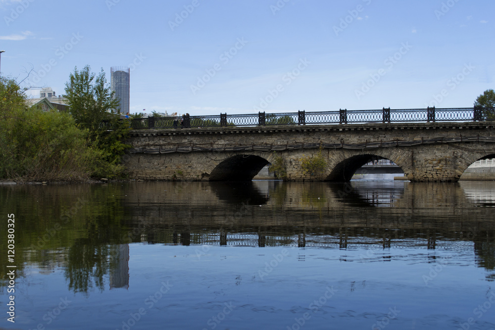 Fototapeta premium Bridge over the city river 
