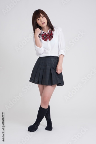 女子高校の制服を、女性モデルが来ています。モデルは成人です。写っている制服は、夏服です。