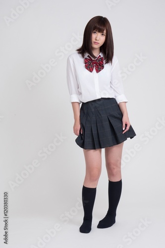 女子高校の制服を、女性モデルが来ています。モデルは成人です。写っている制服は、夏服です。
