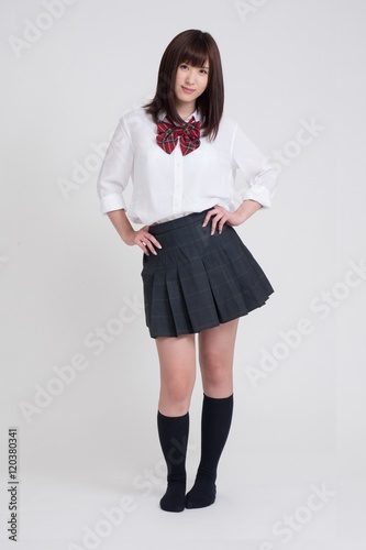 女子高校の制服を、女性モデルが来ています。モデルは成人です。写っている制服は、夏服です。