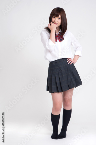 女子高校の制服を、女性モデルが来ています。モデルは成人です。写っている制服は、夏服です。