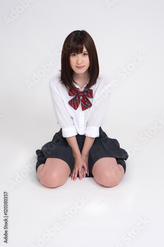 女子高校の制服を、女性モデルが来ています。モデルは成人です。写っている制服は、夏服です。