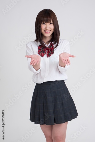 女子高校の制服を、女性モデルが来ています。モデルは成人です。写っている制服は、夏服です。