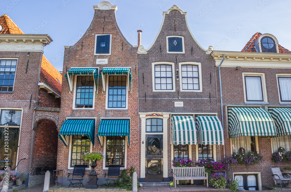 Obraz premium Facades of historical houses in the harbor of Blokzijl