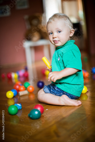 Baby mit den Bällen