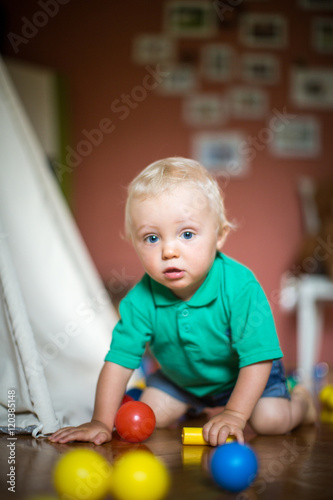 Baby spielt mit bunten Bällen
