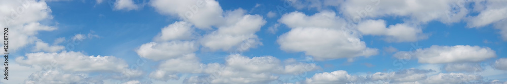 Naklejka premium Piękna panorama nieba, chmura nad horyzontem.