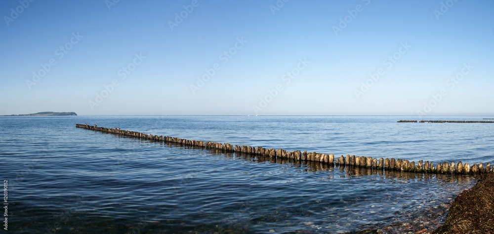 Buhnen am Strand auf der Halbinsel Bug, Rügen Buhnen am Strand auf der Halbinsel Bug, Rügen
