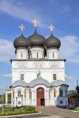 Мужской монастырь в солнечный день.Киров.   photo