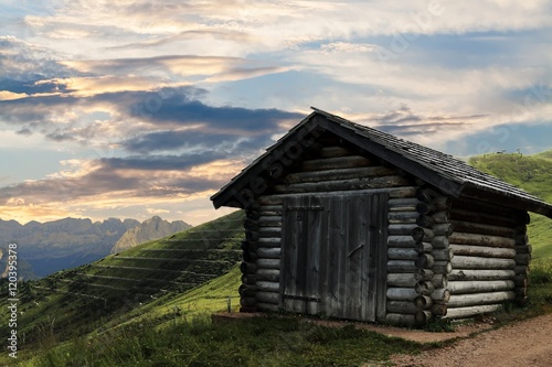 Almhütte in den Dolomiten © Andrea Geiss