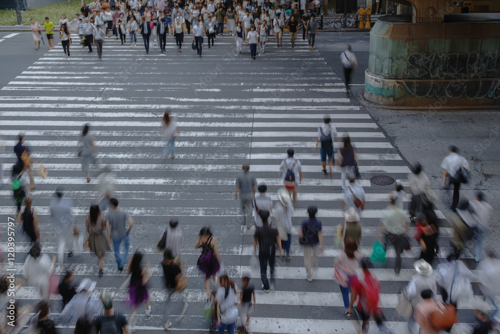 Obraz premium 横断歩道を渡る人々