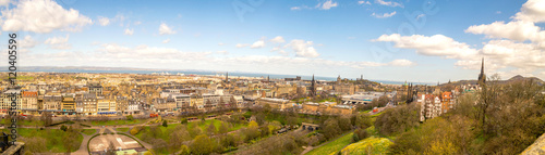 Panoramic view (panorama) of Edinburgh, Scotland, on a bright sunny day © t0m15