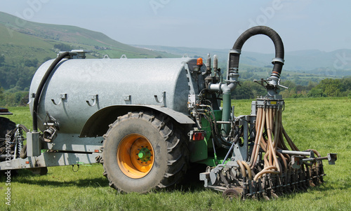 Φωτογραφία An Agricultural Farm Slurry Tanker with Shallow Injector.
