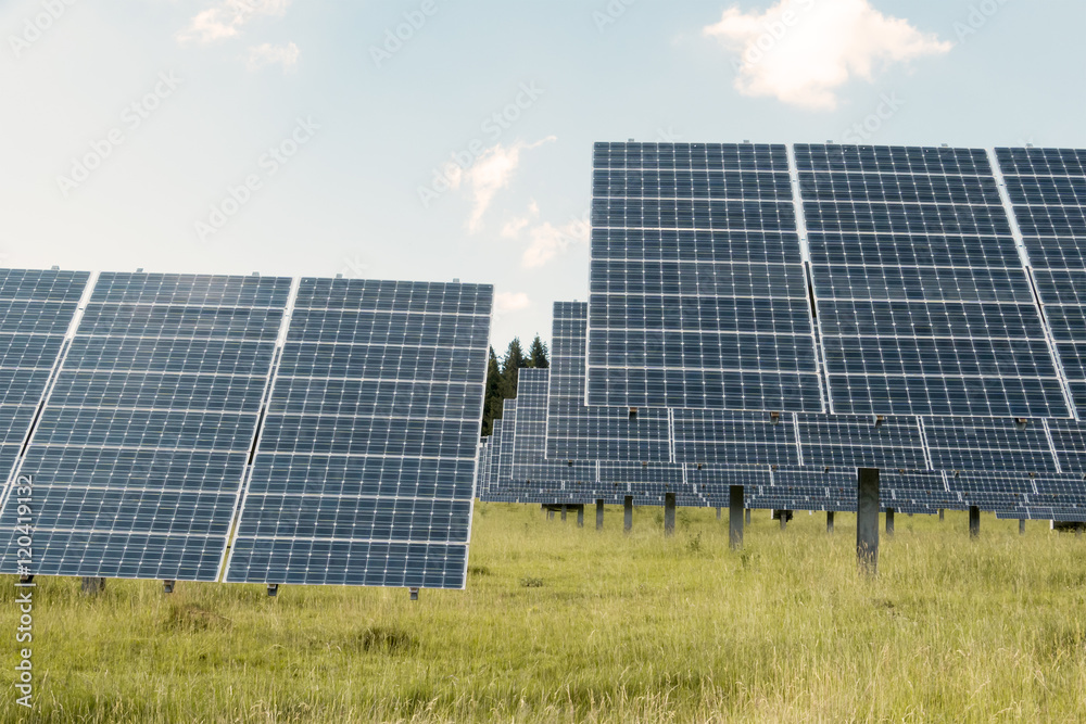 Solar Panels installation auf einer Wiese zur Energiegewinnung Solar Panels installation auf einer Wiese zur Energiegewinnung