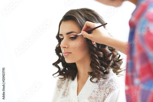 Makeup artist preparing bri...