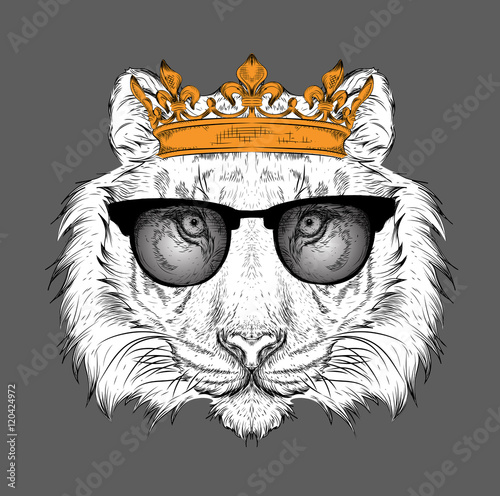 Fototapeta Naklejka Na Ścianę i Meble -  Hand draw Image Portrait tiger  in the crown. Use for print, posters, t-shirts. Hand draw vector illustration