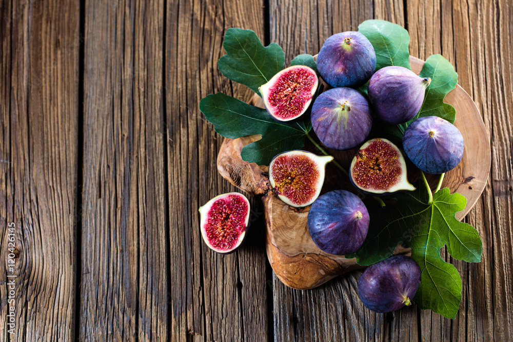 Frische feigen auf einem holz hintergrund